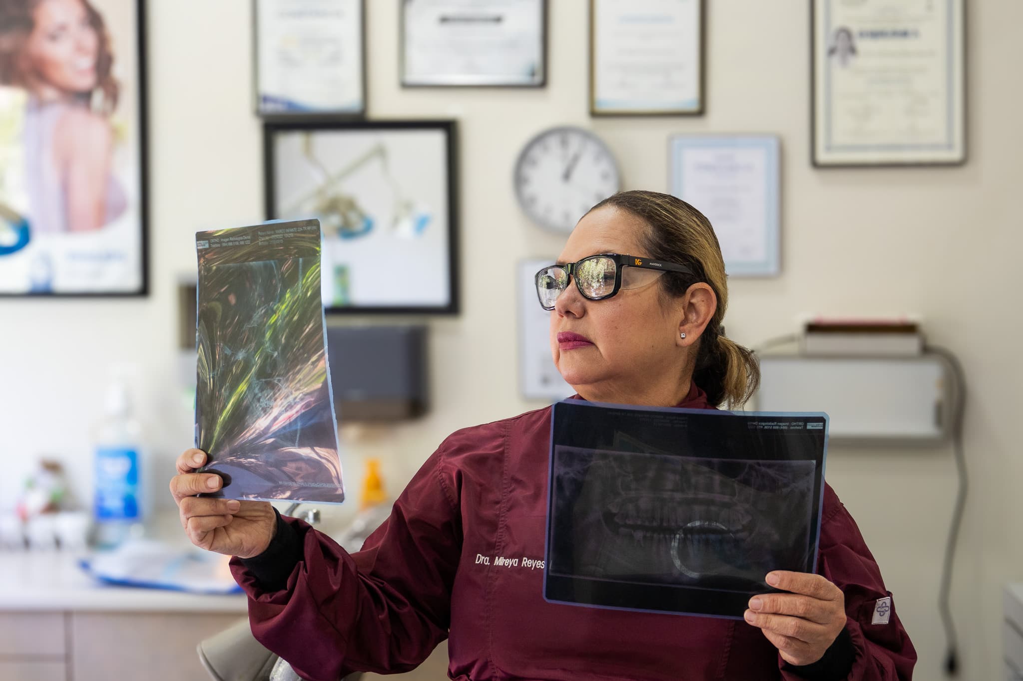 Dra. Mireya Reyes revisando radiografías dentales