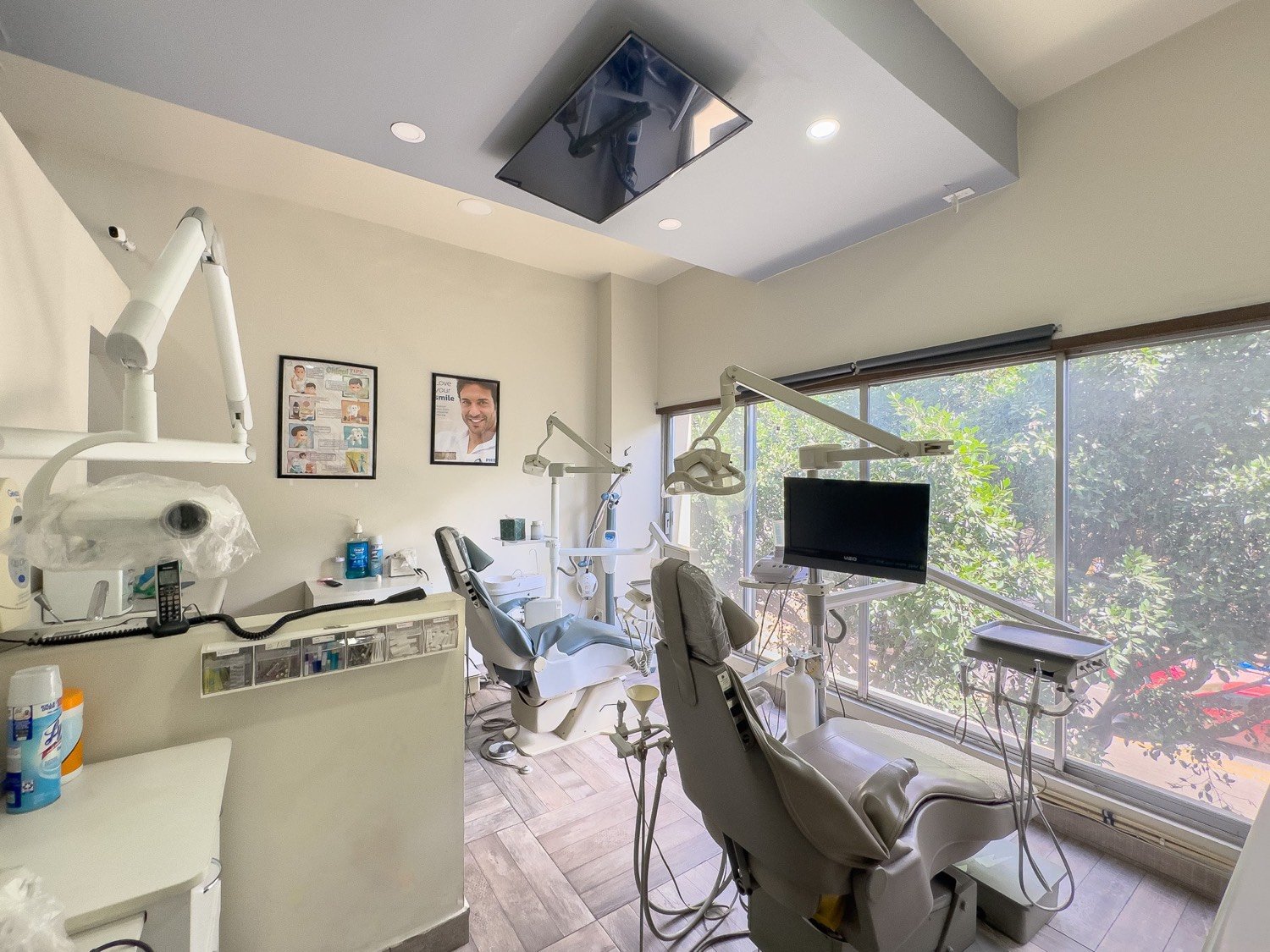 Consultorio de Dental Maranatha con vista a los árboles