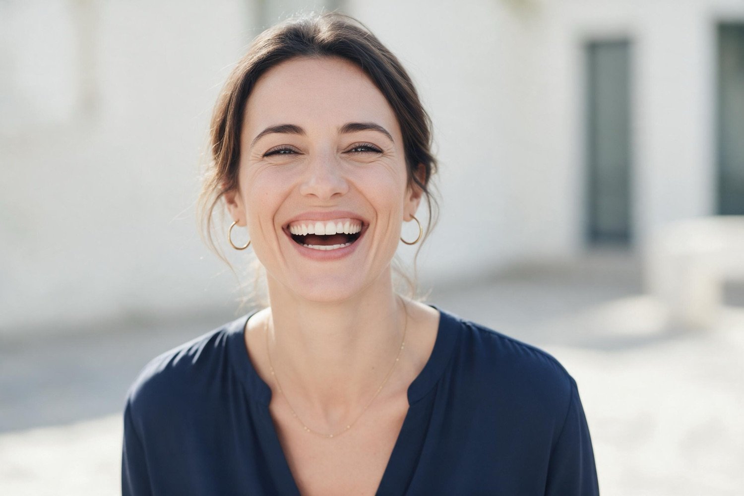 Mujer sonriendo y riendo al aire libre