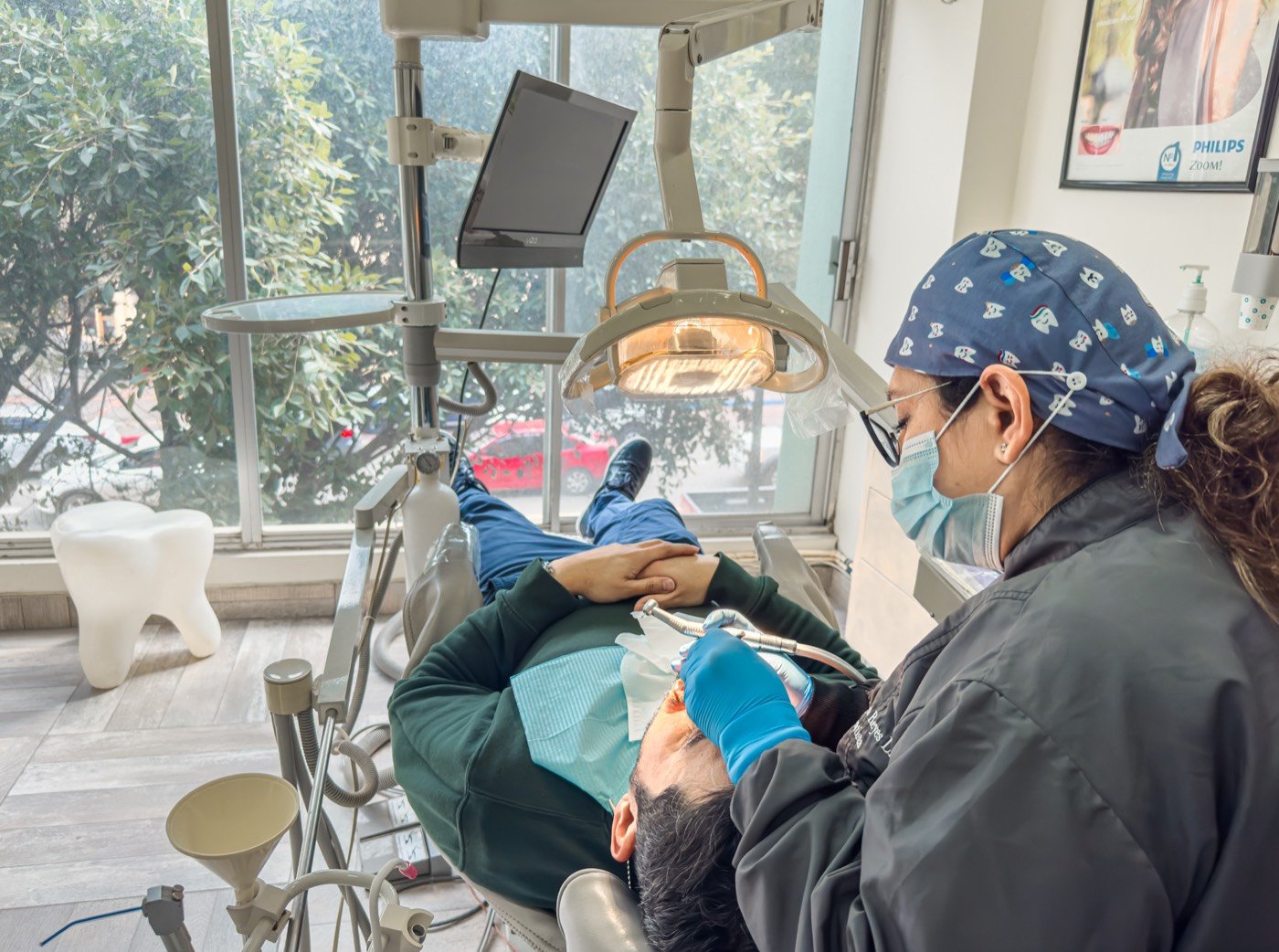 La Dra. Mireya Reyes durante un tratamiento en Dental Maranatha