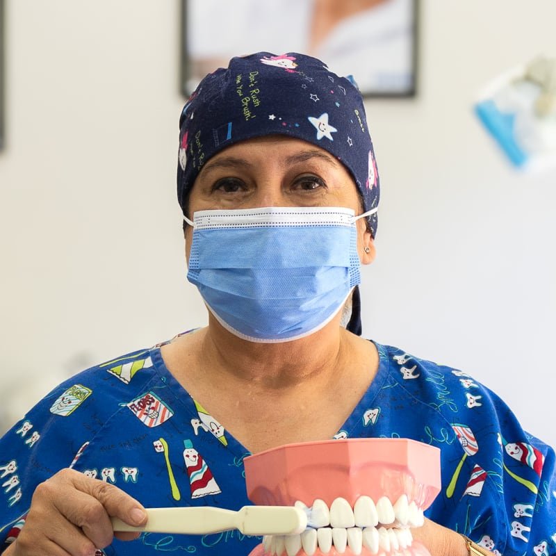 La Dra. Mireya Reyes en su consultorio con un modelo dental