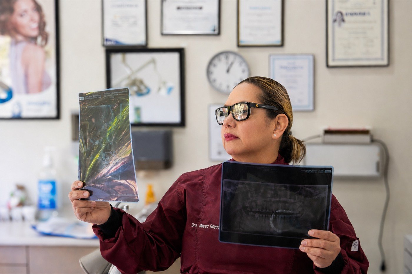 La Dra. Mireya Reyes revisando radiografías en su consultorio