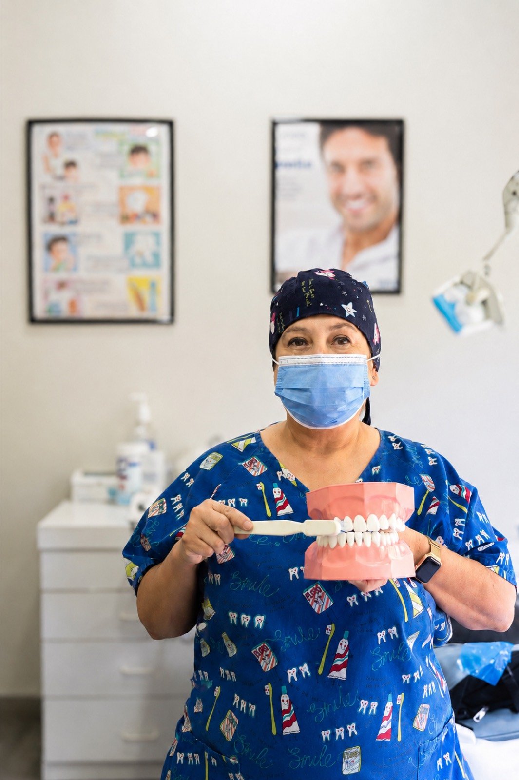 La Dra. Mireya Reyes en su consultorio con un modelo dental